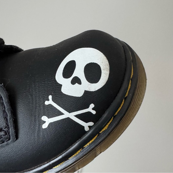 Dr Martens 1460 Skull & Bones Leather Lace Up Boots Girls Size 10 EUC Shoes Icon - Picture 8 of 11